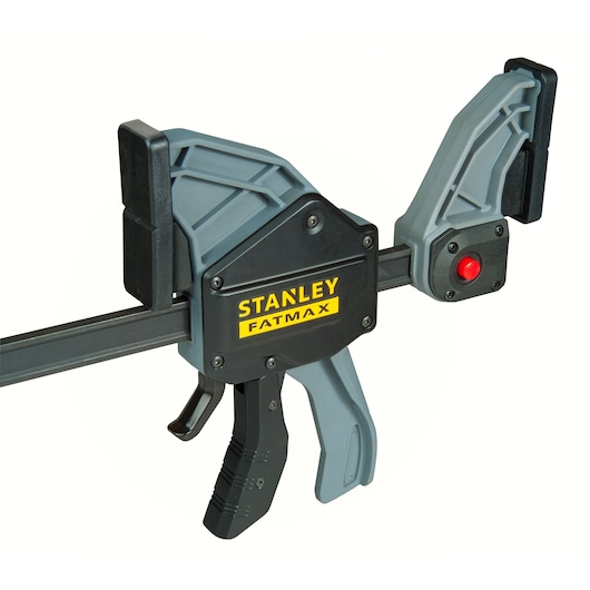 STANLEY FMHT0-83240 serre-joint à gâchette, noir et gris, photographie de produit, vue latérale.