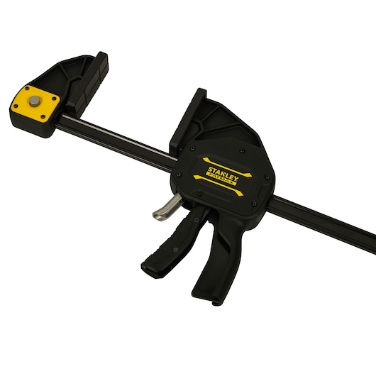 Serre-joint STANLEY FMHT0-83241 noir avec détails jaunes, vue latérale sur fond blanc.