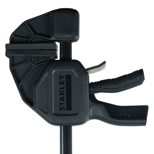 STANLEY FMHT0-83242 serre-joint à déclenchement rapide, noir, angle latéral sur fond blanc.