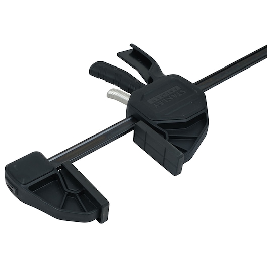 Serre-joint Stanley FMHT0-83242 à mâchoires en plastique noir, vue latérale sur fond blanc.