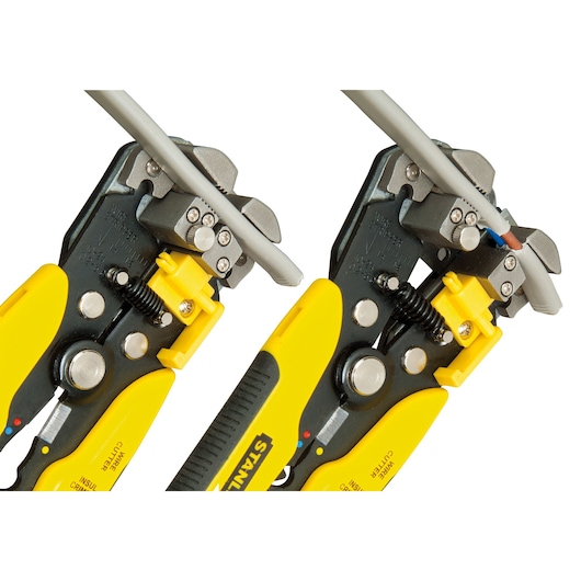 STANLEY FMHT0-96230 pince à dénuder avec poignée jaune et noire, dénudant un câble électrique, vue rapprochée.