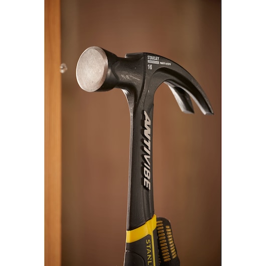 STANLEY FMHT1-51275 klauwhamer, close-up, zwart en geel handvat, ANTIVIBE merk.