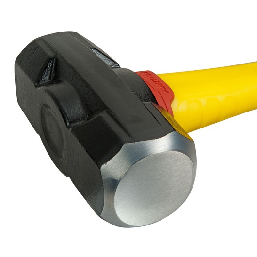 STANLEY FMHT1-56019 voorhamer met zwarte stalen kop en gele handgreep, close-up op witte achtergrond.