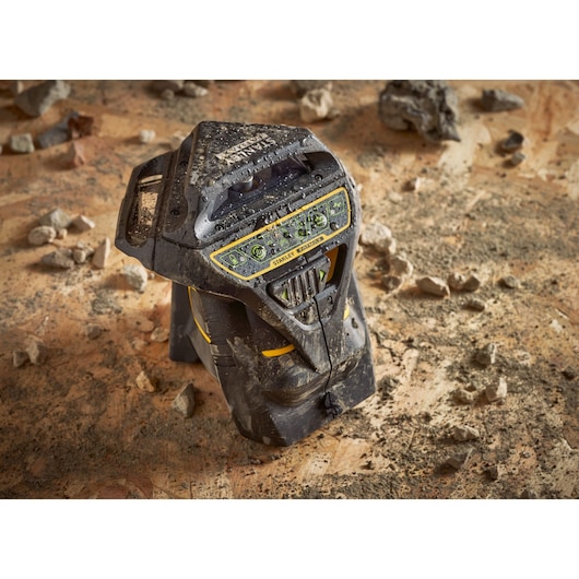 STANLEY FMHT1-77356 robuuste zwart-gele laserwaterpas op stoffige bouwvloer.