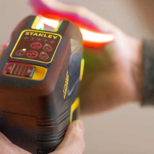 STANLEY FMHT1-77414 draagbare wandscanner met bedieningspaneel, in gebruik getoond, close-upfoto.