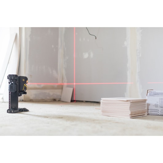 STANLEY FMHT1-77415 laserwaterpas projecteert lijnen in een bouwkamer, lage hoek fotografie.