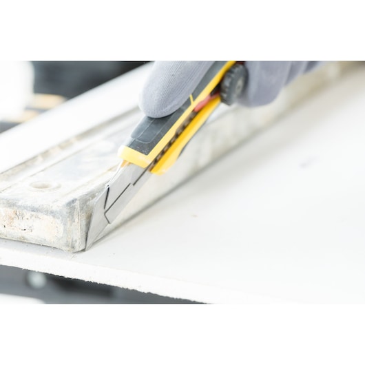 STANLEY FMHT10330-0 stanleymes snijdt gipsplaat, close-up foto van mes en gele handgreep.