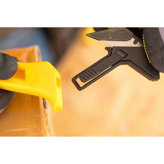 Foto van STANLEY FMHT10373-0 stanleymes en geel snijgereedschap close-up op kartonnen doos.