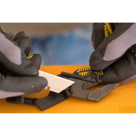 STANLEY FMHT10373-0 vervanging van mesje in stanleymes, close-up foto met handschoenen.