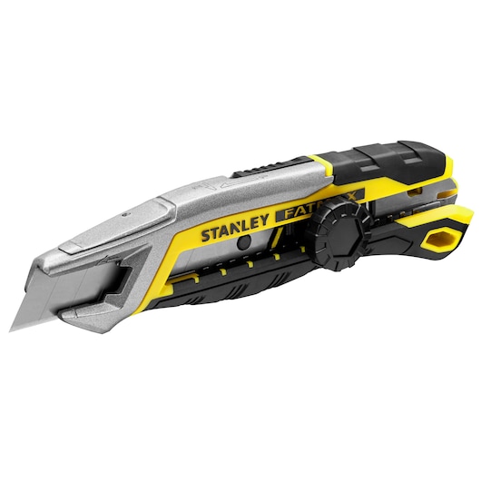Cutter Stanley FATMAX, vue latérale en angle, corps argenté et jaune avec poignée noire et lame visible