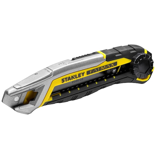 Cutter Stanley FATMAX, vue latérale en angle sur fond blanc, manche ergonomique jaune et noir.