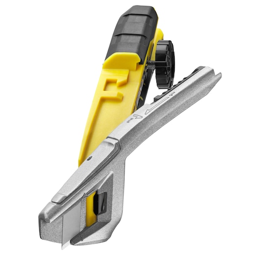 Couteau utilitaire Stanley jaune et argenté avec poignée noire, vue en angle rapprochée sur fond blanc