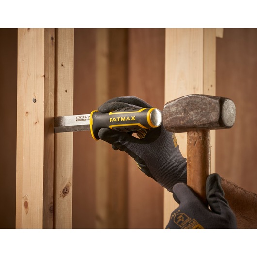 Stanley FMHT16693-0 beitel met FATMAX handvat gebruikt op houten frame, geslagen met hamer.