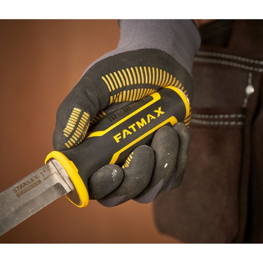STANLEY FMHT16693-0 beitel met FATMAX handgreep, vastgehouden door een handschoen, close-up foto.