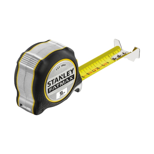 Foto van STANLEY FATMAX rolmaat, SKU FMHT38214-0, zwart en zilver huis, gele band uitgeschoven, schuine hoek.