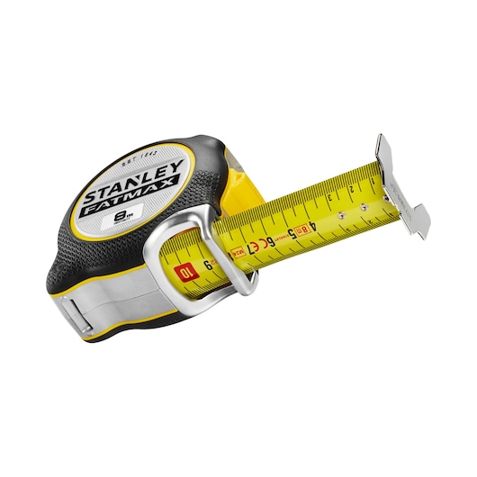 STANLEY FMHT38217-0 rolmaat, geel en zwart, met uitgeschoven blad, fotografie, schuine hoek op witte achtergrond.
