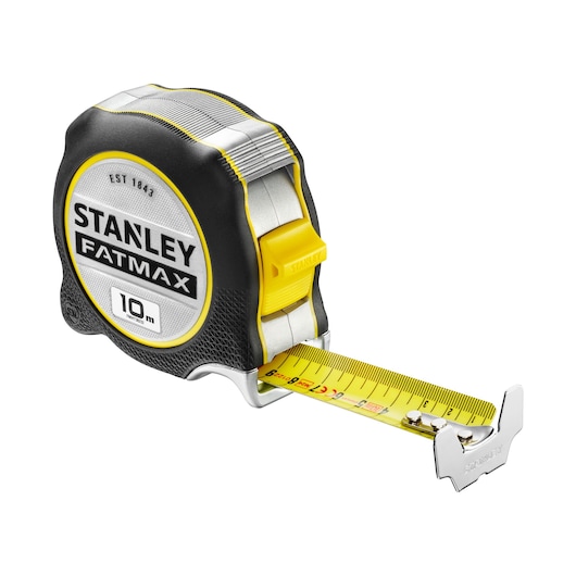 STANLEY FMHT38232-0 FATMAX rolmaat, 10m, zwart en geel, schuine zijaanzicht op witte achtergrond.