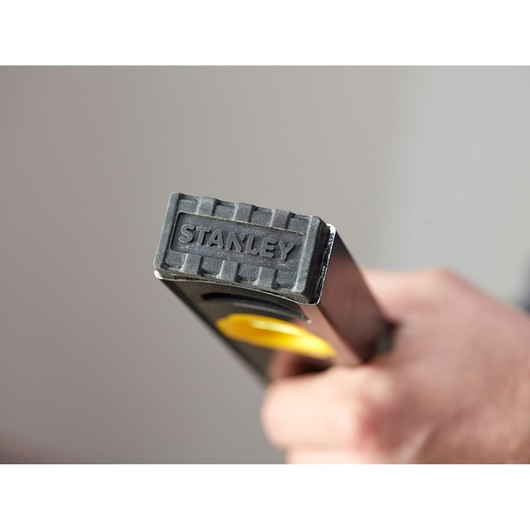STANLEY FMHT42559-1 waterpas close-up, zwart en geel lichaam, gereedschap in hand.