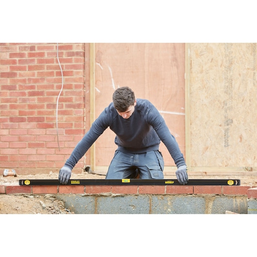 STANLEY FMHT42561-1 waterpas gebruikt door bouwer op een bakstenen muur bouwplaats.