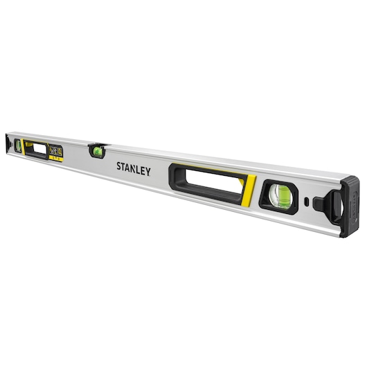 STANLEY FMHT43674-1 waterpas met aluminium behuizing, drie libellen en ergonomisch handvat, schuin op witte achtergrond.