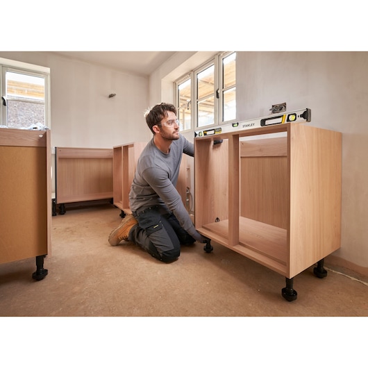 Foto van STANLEY FMHT43674-1 waterpas op kastframe tijdens keukeninstallatie.