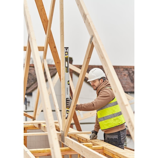 STANLEY FMHT43675-1 waterpas verticaal gehouden door bouwvakker bij houten frame.