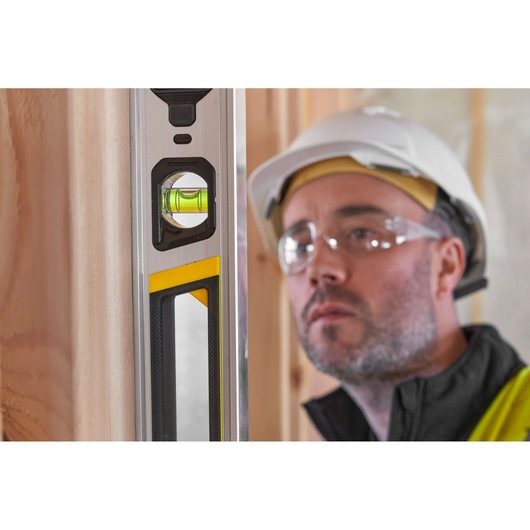 Stanley FMHT43675-1 waterpas close-up, verticale stand, met flesje en gele accentkleur.