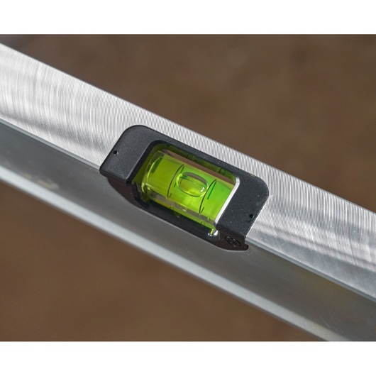 STANLEY FMHT43675-1 waterpas close-up met groene vial en zilveren frame, productfotografie.