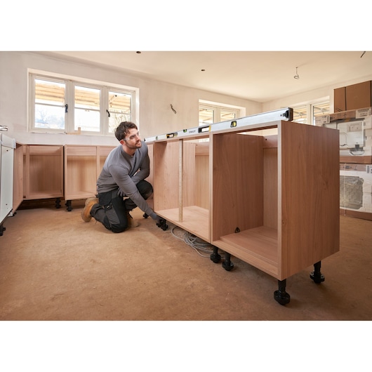 STANLEY FMHT43678-1 waterpas op houten keukenkast bij installatie, brede hoek.