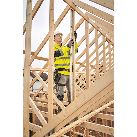 STANLEY FMHT43678-1 waterpas gebruikt op een houten constructie op een bouwplaats.