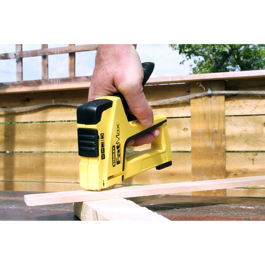 Photo de l'agrafage STANLEY FMHT6-70411 en jaune et noir, utilisé pour fixer du bois à l'extérieur.