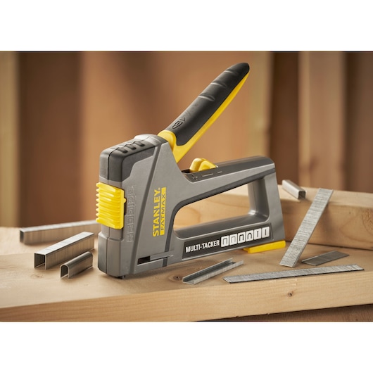 STANLEY FMHT6-70868 Multi-Tacker agrafeuse grise et jaune avec agrafes sur bois.