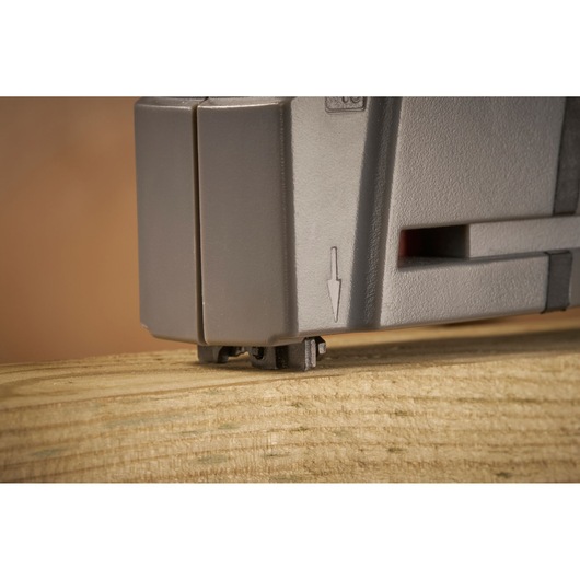 STANLEY FMHT6-70868 agrafeuse en gros plan sur surface en bois, photographie angle latéral.