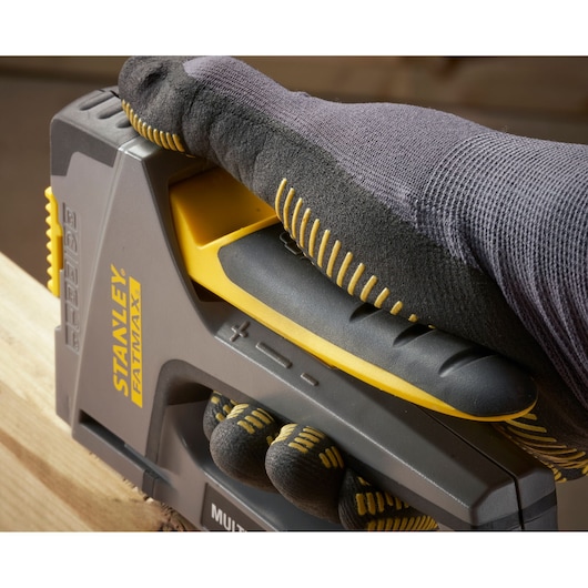 Photo de l'agrafeuse STANLEY FMHT6-70868 en utilisation, gros plan, design gris et jaune.