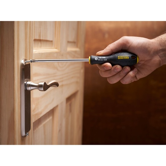 Photo du tournevis STANLEY FMHT65426-0 utilisé pour installer une vis dans une poignée de porte.
