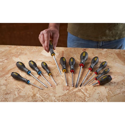 Photo du set de tournevis STANLEY FMHT65426-0 avec poignées noires sur une surface en bois.
