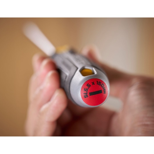 Close-up van een hand met een STANLEY sleufschroevendraaier, 5.5 x 150 mm, focus op handvat.