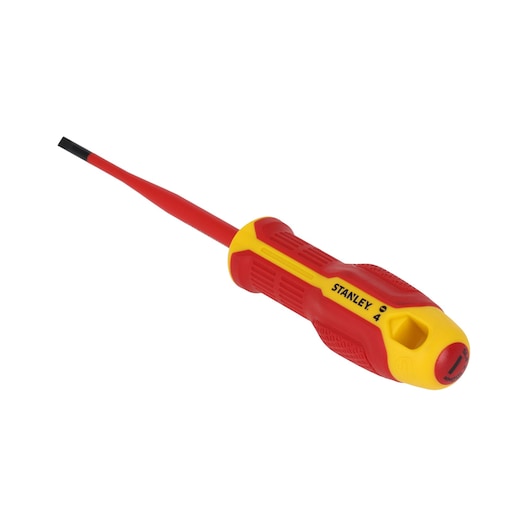 STANLEY FMHT65752-0 geïsoleerde platte schroevendraaier met rood en geel handvat, zijaanzicht op witte achtergrond.