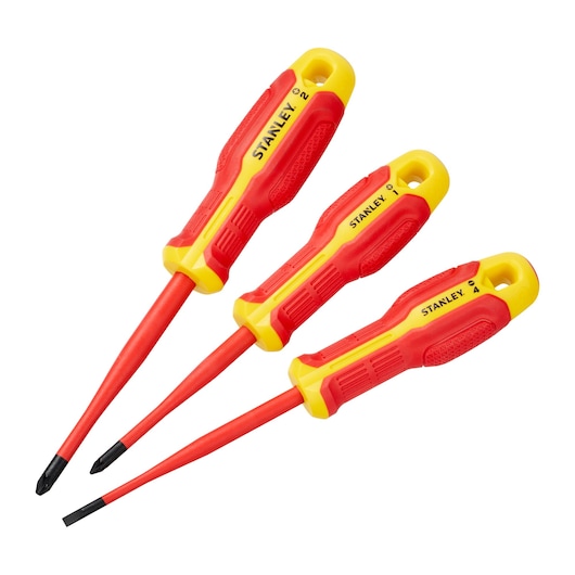 Set van drie geïsoleerde schroevendraaiers met rood en geel handvat, merk STANLEY. De set bevat twee kruiskopschroevendraaiers en één platte schroevendraaier, geschikt voor elektrisch werk.