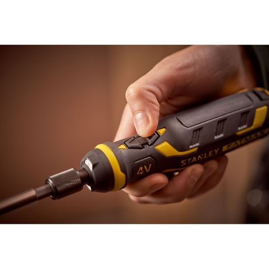 Photo du STANLEY FMHT66719-0 tournevis sans fil 4V tenu en main, gros plan sur design jaune et noir.