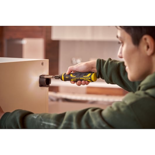 Stanley FMHT66719-0 FATMAX tournevis sans fil utilisé pour assembler des meubles, poignée jaune et noire.