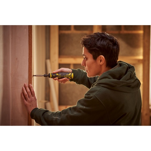 Stanley FMHT66719-0 tournevis électrique utilisé par une personne dans un atelier.