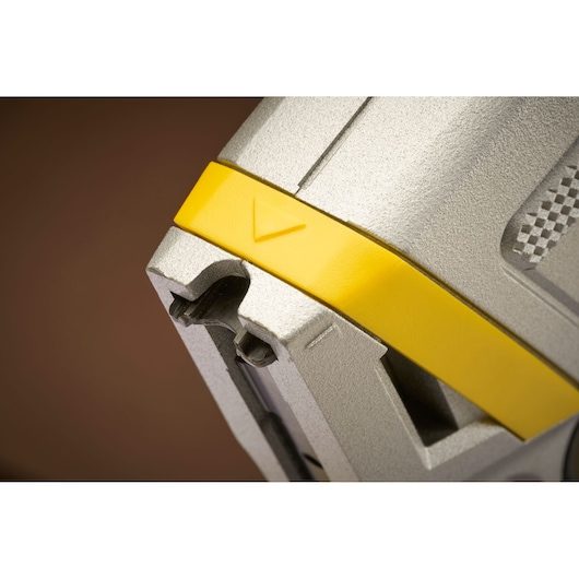STANLEY FMHT70100-0 gros plan sur outil argenté et jaune, poignée texturée et motif flèche.