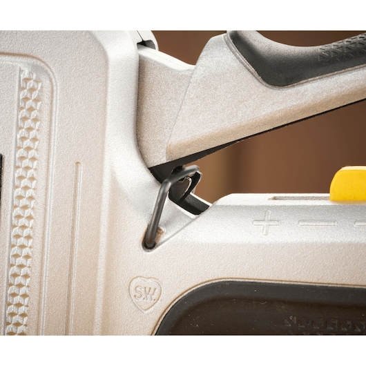 STANLEY FMHT70250-0 photographie gros plan sur gâchette d'agrafeuse et levier de réglage.