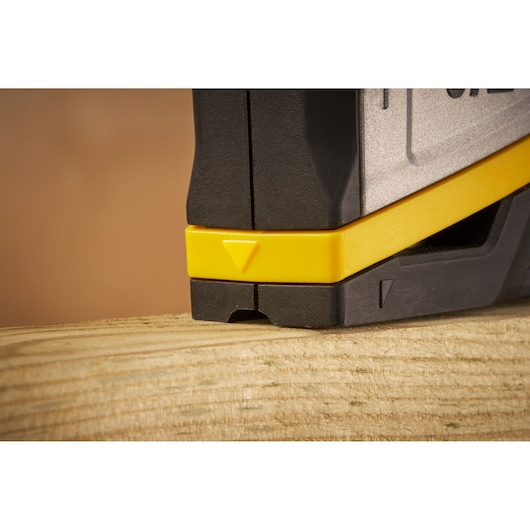 STANLEY FMHT70401-0 photographie d’un outil noir et jaune, gros plan sur une surface en bois.