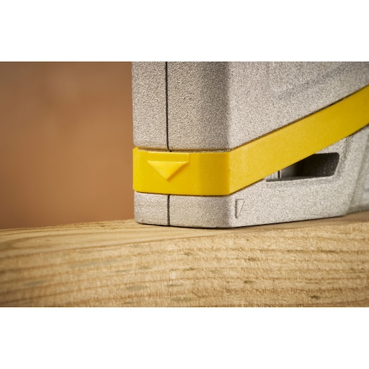 STANLEY FMHT70443-0 photographie, gros plan sur outil jaune et argenté sur surface en bois.