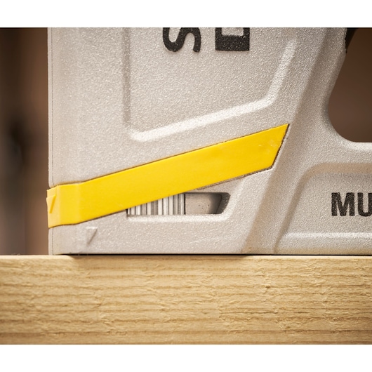 STANLEY FMHT70443-0 photographie d’un outil argenté avec accent jaune posé sur bois, angle rapproché.