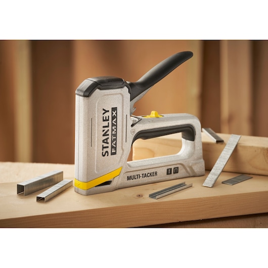 STANLEY FMHT70443-0 agrafeuse manuelle multi-tacker sur bois, avec agrafes, photographie en intérieur en angle.