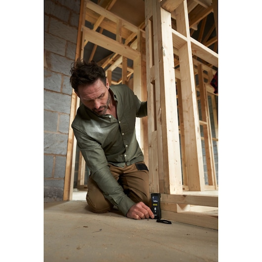 STANLEY FMHT77165-0 télémètre laser utilisé sur un chantier, vue avant en angle.