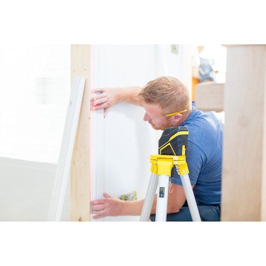 STANLEY FMHT77585-1 laserwaterpas op statief, gebruikt voor muuruitlijning bij bouwproject.